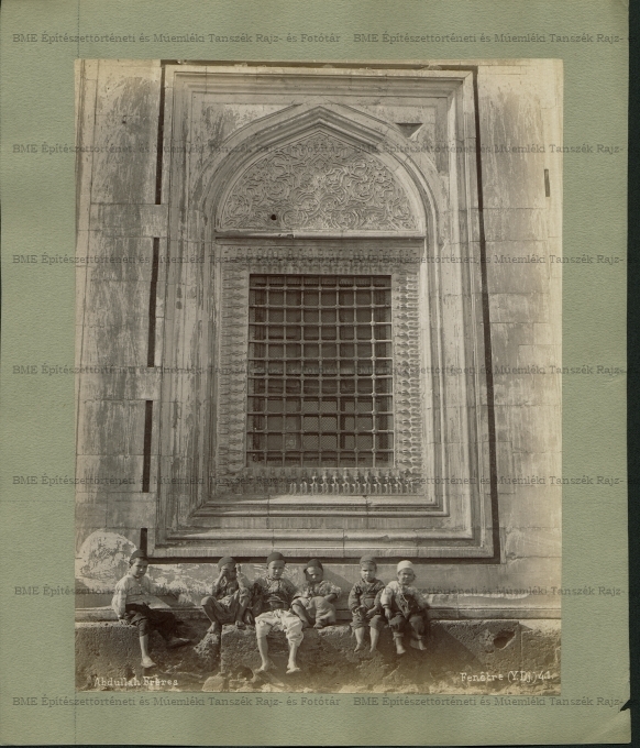 bursai Yeşil Camii (I. Mehmed dzsámija) ablaka, üldögélő gyermekekkel