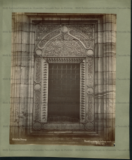 bursai Yeşil Camii (I. Mehmed dzsámija) ablaka, a keretezésen felirattal