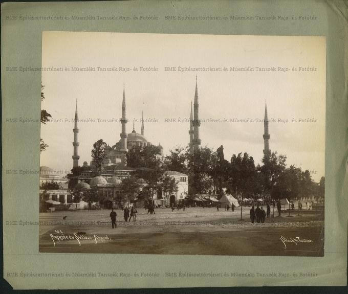 Sultanahmet Camii (Kék mecset), előtérben az Atmeydanı (Hippodrom tér), İstanbul