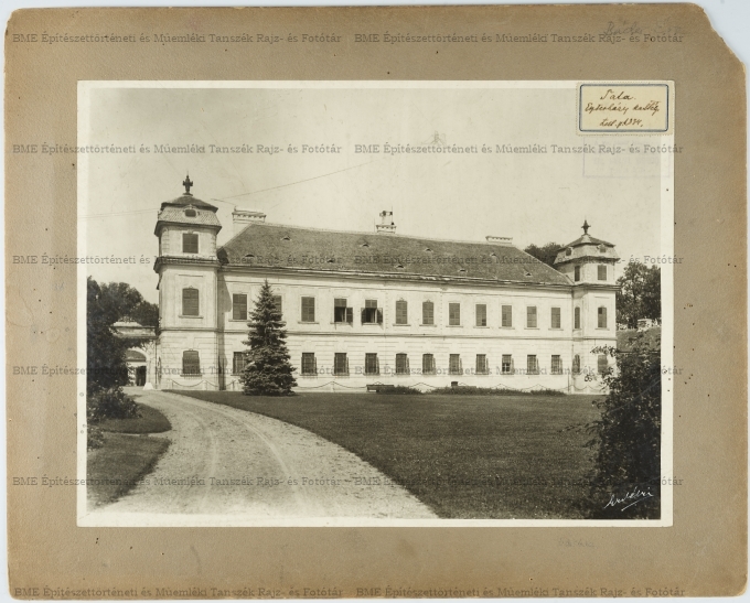 Tatai Esterházy - kastély távlati képe
