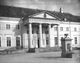 Csákvári Esterházy-kastély, udvari oszloprend