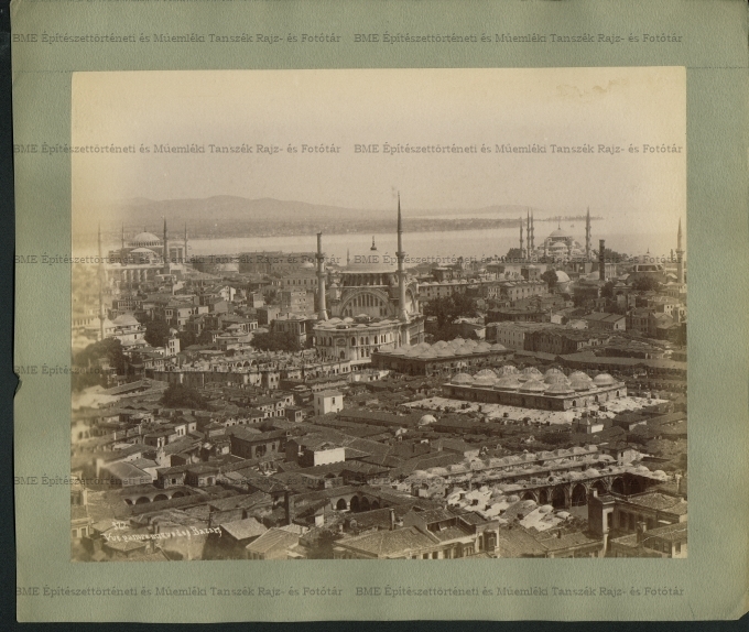 A Nagy Bazár (Kapalı Çarşı) látképe a Nurosmaniye, a Sultanahmet (Kék mecset) Camikkal és az Ayasofy ...
