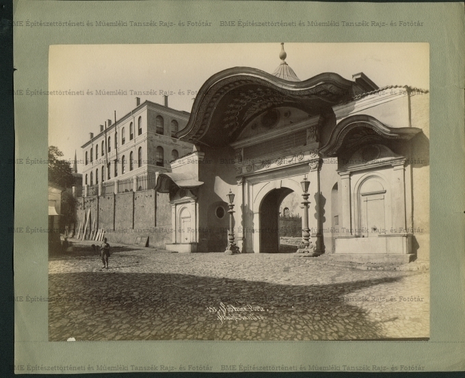 Magas porta (باب عالی ) - mai cím: Bab-ı Ali Cd; Eminönü, Cağaloğlu, Istanbul