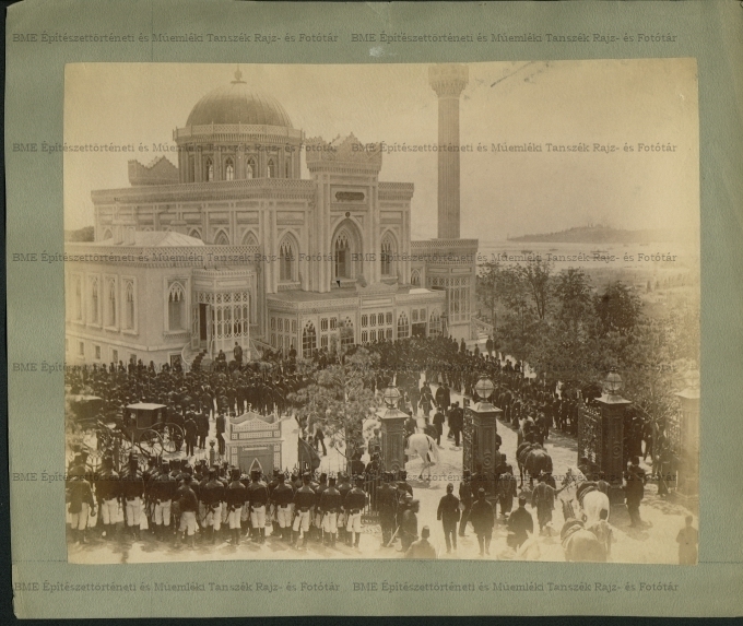 Yıldız Hamidiye Camii (épült: 1885-1886 közt, építtető: II. Abdülhamid), háttérben a Boszporusz, Sar ...